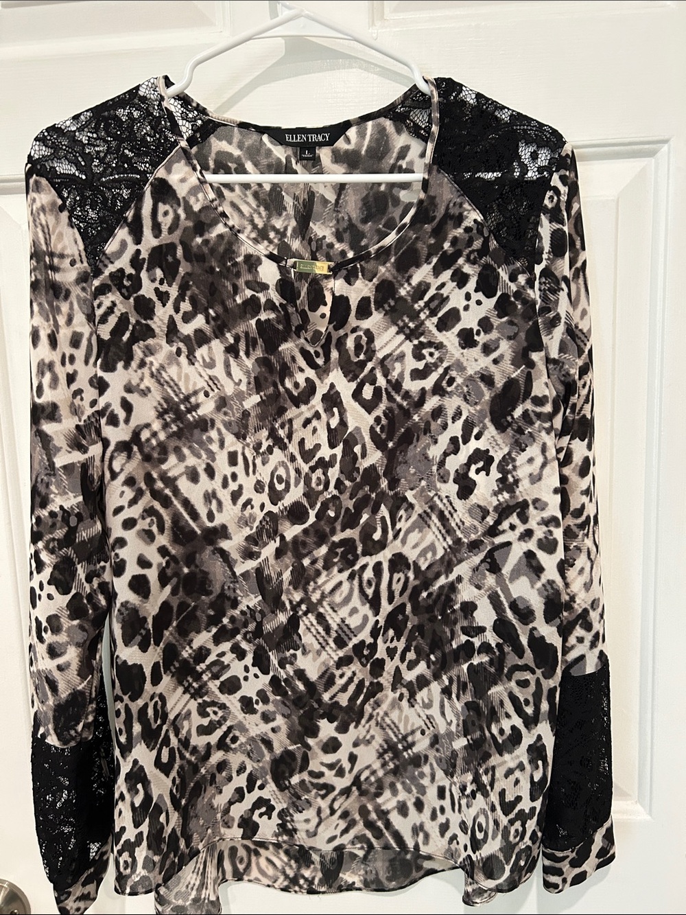 Ellen Tracy L Black/Gray/Cream/
Animal Print Blouse Lace Accents Long Sleeves